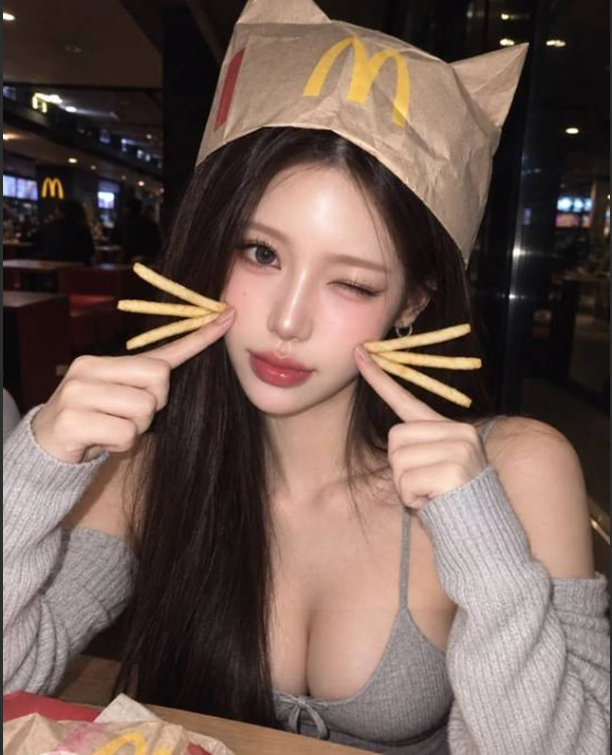 Akane Araki thực hiện buổi livestream trong căn phòng riêng