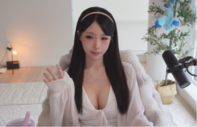 Căn phòng của streamer được dọn dẹp gọn gàng hơn