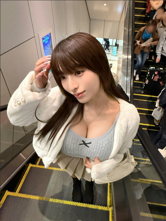 Momoka Akari trong hình ảnh gắn với thời trang và âm nhạc