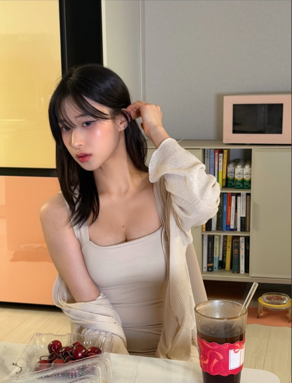 Nữ người mẫu Hàn Quốc khoe phong cách thời trang nổi bật
