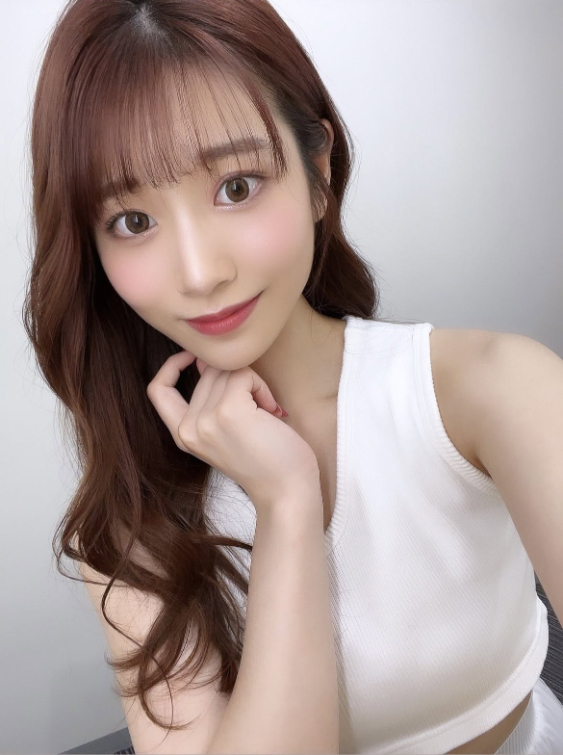 Hình ảnh minh họa cho câu chuyện so sánh giữa hai hot girl Nhật Bản