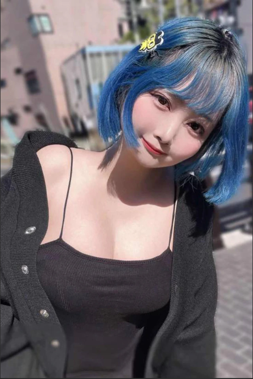 Awa Minami đứng bên poster với biểu cảm bình thản và hài hước