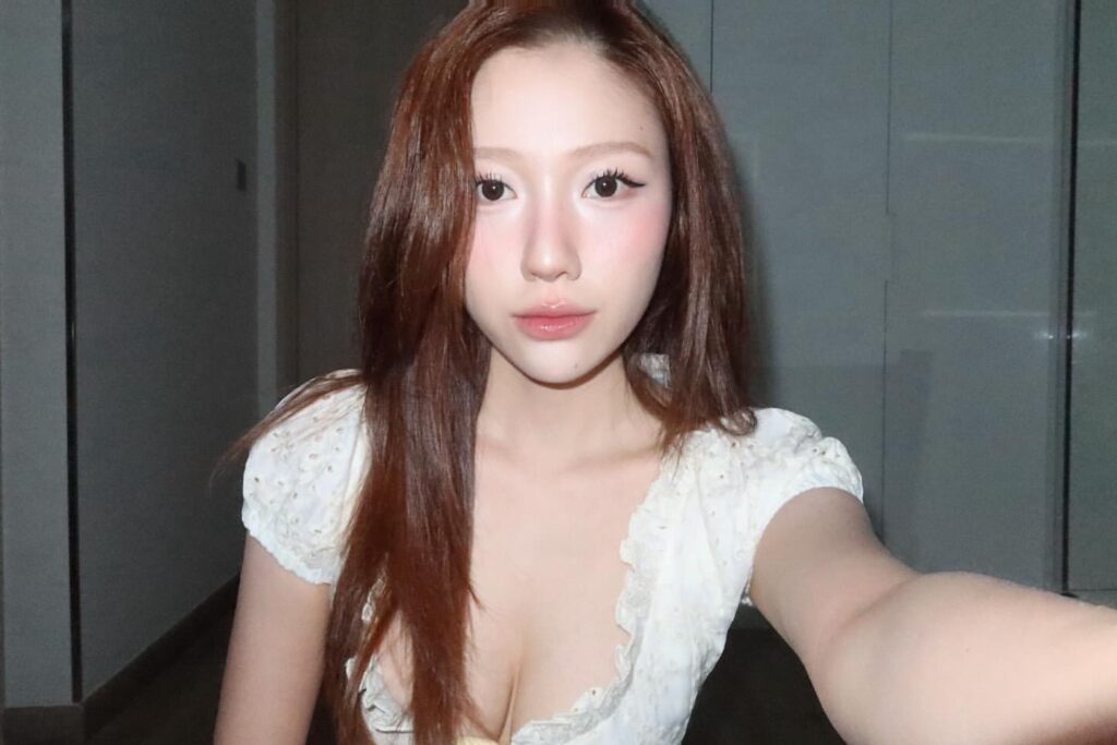 Hình ảnh Diễm My 9X với phần gò má tạo nét góc cạnh trước đây
