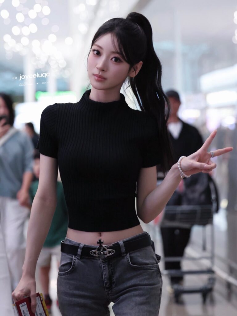 Nữ idol MEOVV tạo dáng tự nhiên trong trang phục đời thường