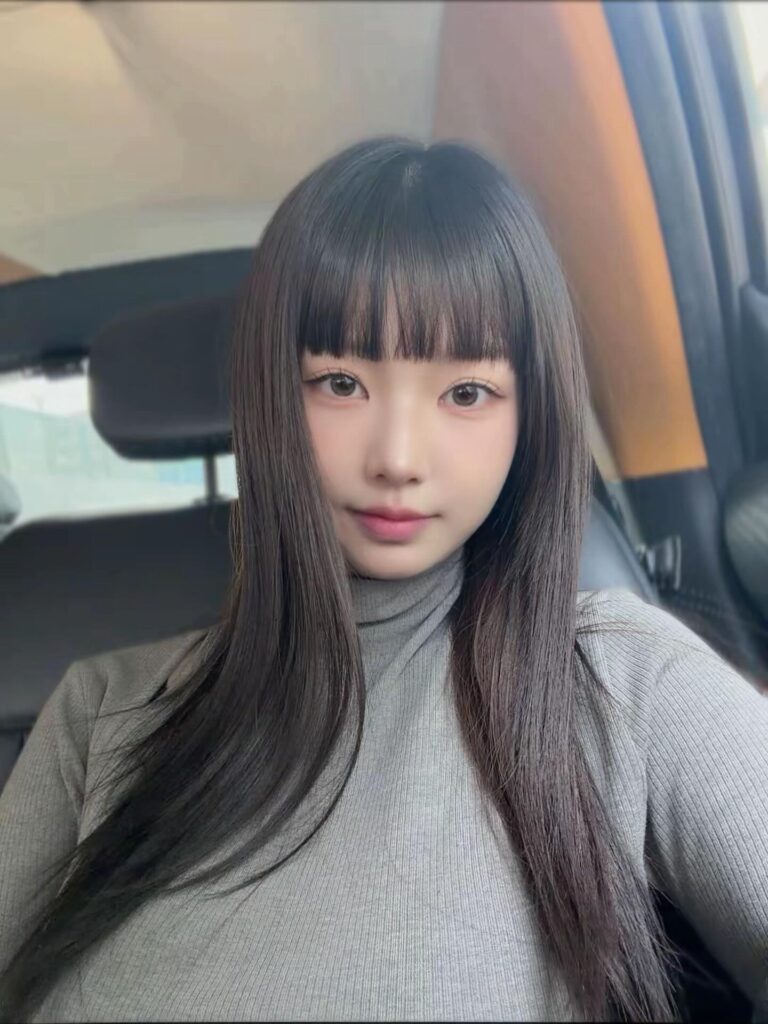 Nữ cosplayer thể hiện phong thái nổi bật trong trang phục nhân vật Naruto