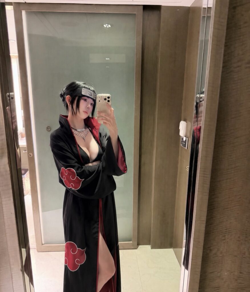 Bộ ảnh cosplay kết hợp hai tạo hình Jiraiya và Itachi Uchiha