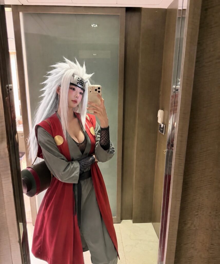 Nữ cosplayer tạo dáng lạnh lùng trong phiên bản Itachi Uchiha