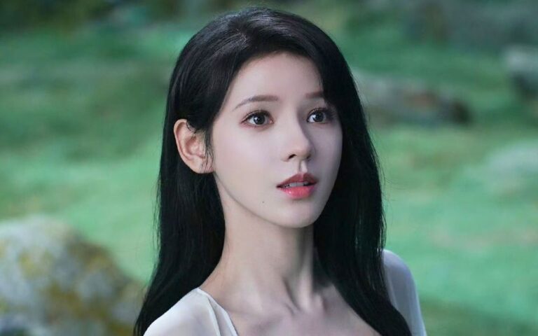 Đồng Lệ Á với diện mạo dịu dàng và đường nét thanh tú