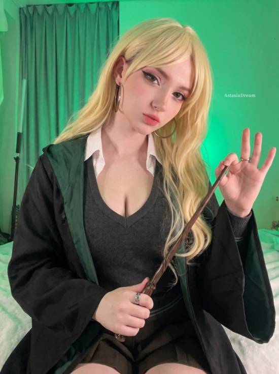 Nữ cosplayer thể hiện vẻ kiêu kỳ qua ánh mắt và tư thế chụp