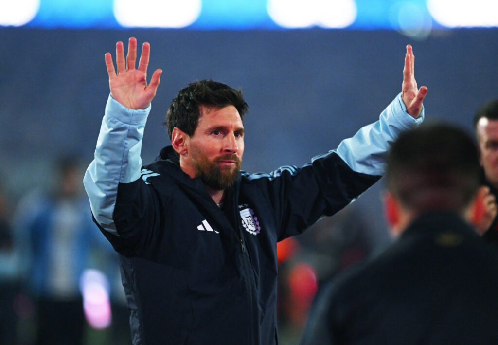 Hình ảnh fan nữ Việt Nam thể hiện tình yêu với Messi