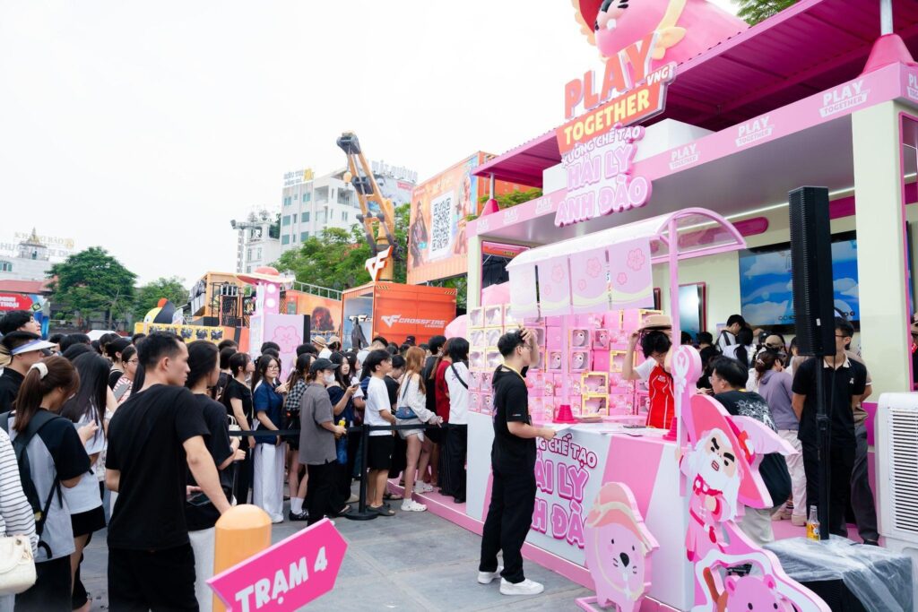 Khu booth game đông người với nhiều hoạt động tương tác trực tiếp