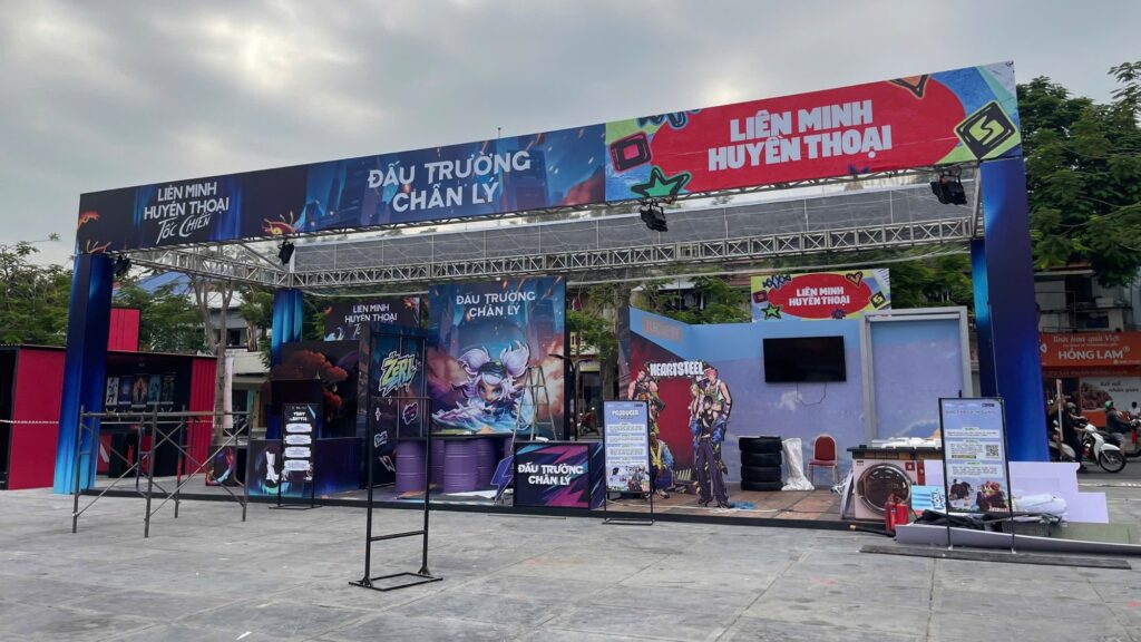 Khu quà tặng gồm áo thun, móc khóa và vật phẩm lưu niệm