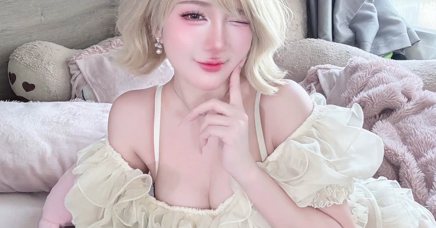 Phan Hoàng Thiên Thy tạo dáng trước ống kính với diện mạo trưởng thành