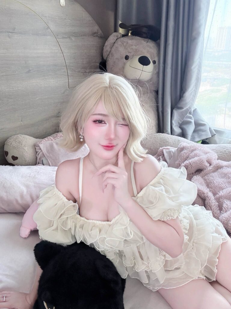 Thiên Thy thay đổi biểu cảm trong loạt ảnh đời thường