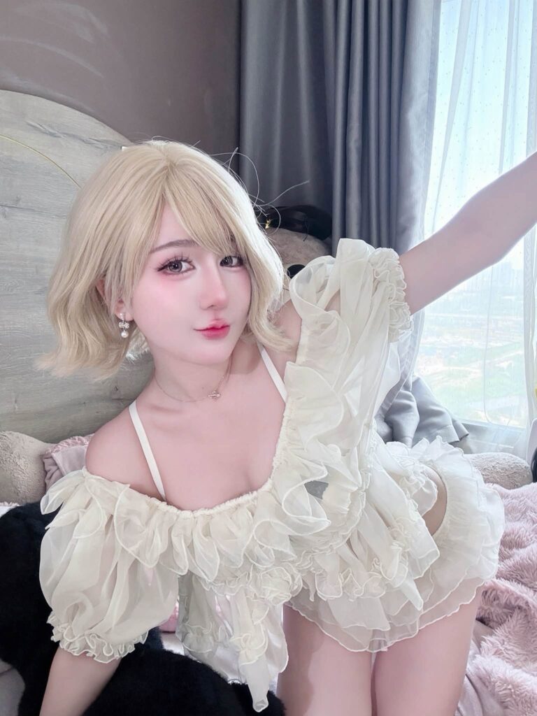 Thiên Thy tạo dáng trong không gian phòng ngủ riêng