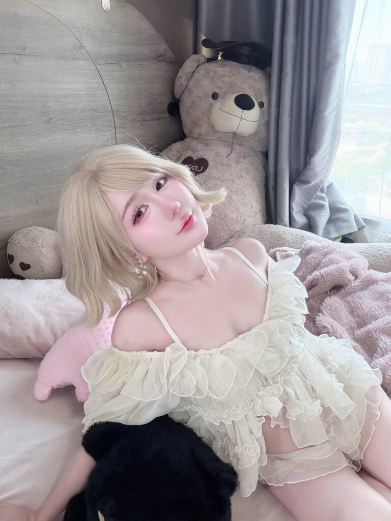 Nữ streamer nằm thư giãn trên giường với biểu cảm tự nhiên
