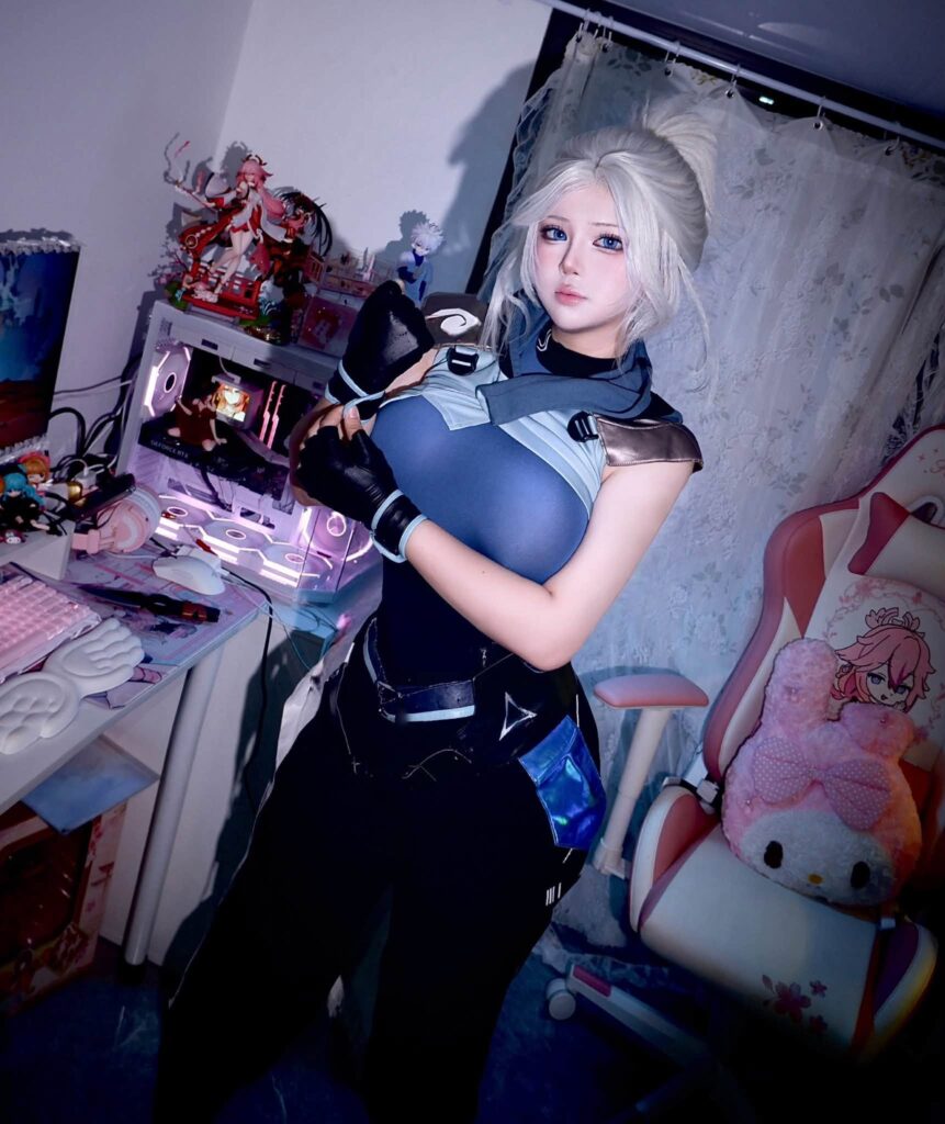 Nữ coser đeo găng tay và tạo dáng theo phong cách Jett