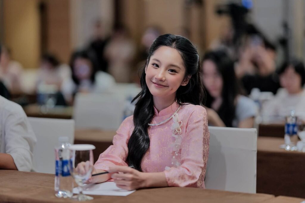 Thu Hà Ceri đứng cạnh dàn diễn viên trẻ trong phim