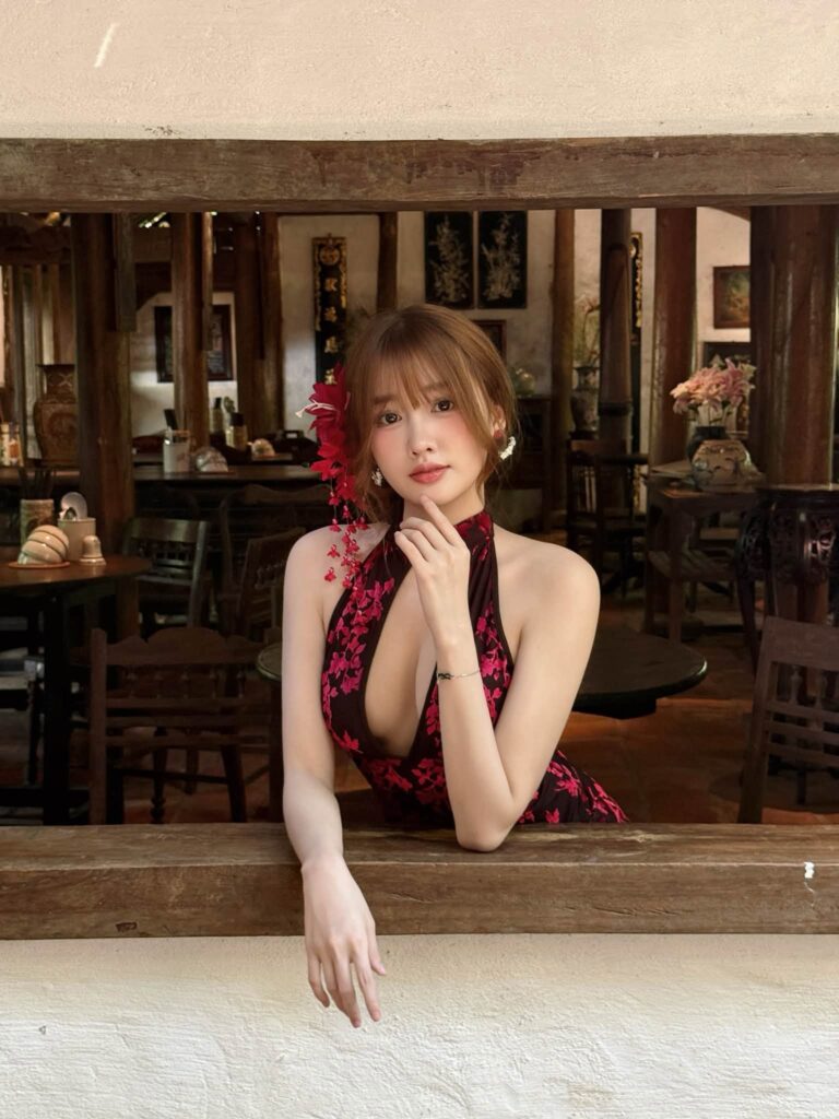 Khánh Huyền tạo dáng bên hồ sen yên tĩnh
