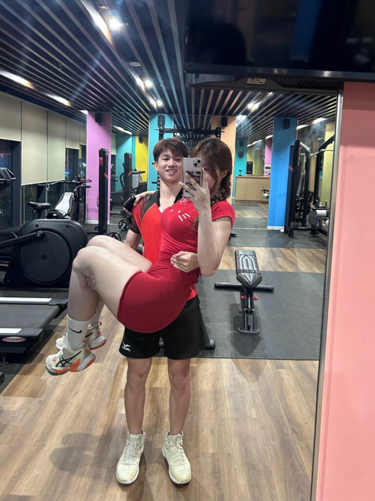 Anh Thơ đứng dưới ánh sáng chiều với phong thái tự nhiên