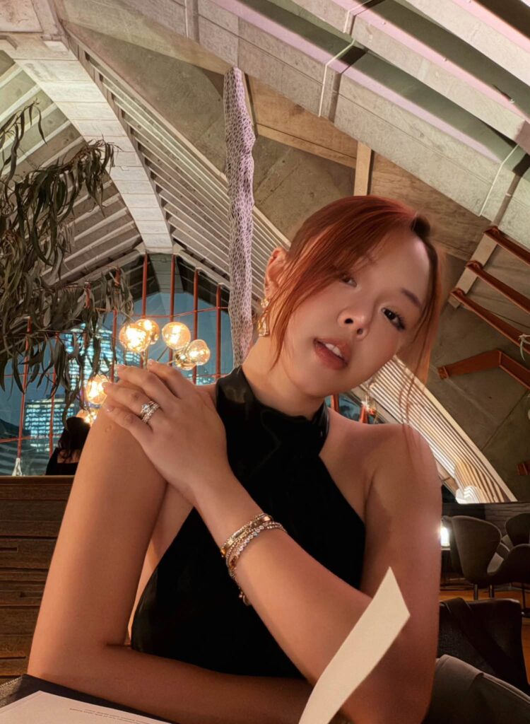 Thảo Trang dùng bữa cùng bạn đời trong nhà hàng nhìn ra vịnh biển