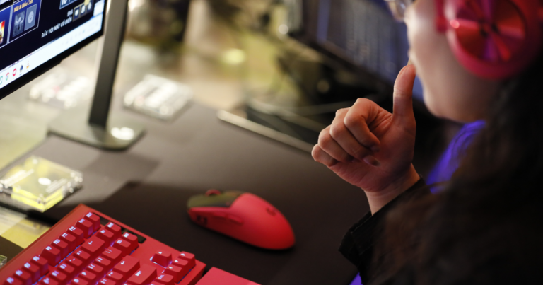 Không gian sân khấu Logitech G Play 2026 với ánh sáng mang phong cách gaming