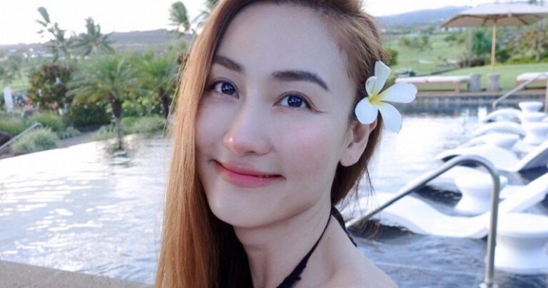 Ngân Khánh diện bikini tạo dáng dưới vòi sen ngoài trời