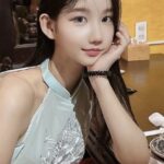 DJ Miu tạo dáng trong trang phục lấy cảm hứng từ áo dài tại Việt Nam