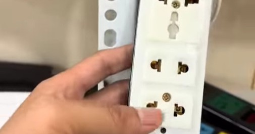 Hình minh họa một thiết bị camera nhỏ được đặt cạnh các vật dụng gia đình