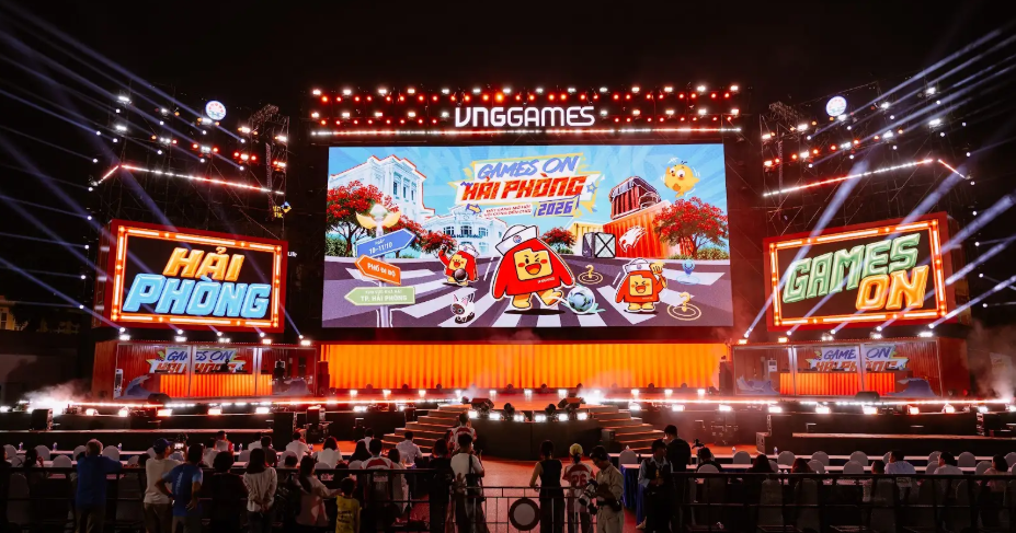 Toàn cảnh các gian hàng game đang được hoàn thiện tại phố đi bộ Quảng trường Nhà Hát Lớn Hải Phòng