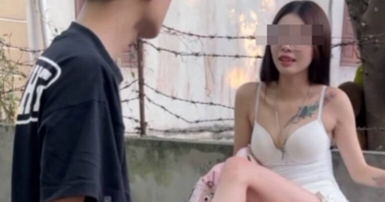 Khung cảnh tiểu phẩm đời thường với hai nhân vật đang tranh cãi