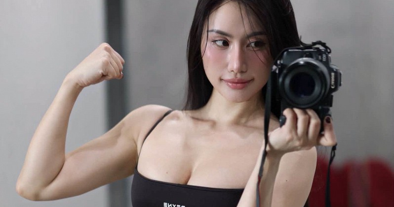 Trang Lê tạo dáng trước gương trong trang phục thể thao màu đen
