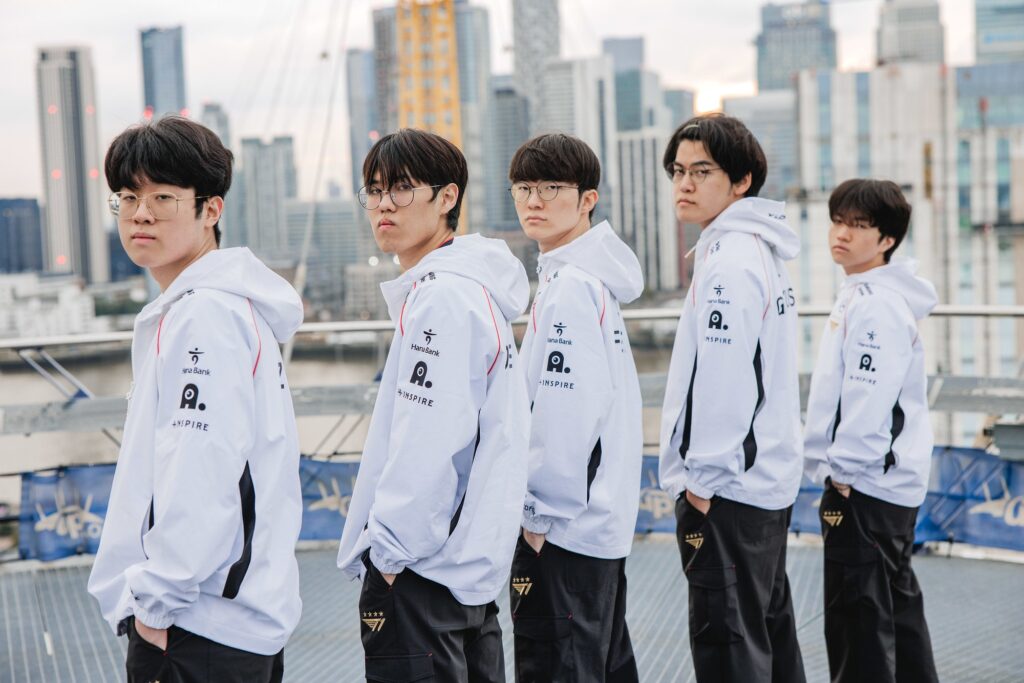 Người hâm mộ theo dõi thông tin về ZOFGK