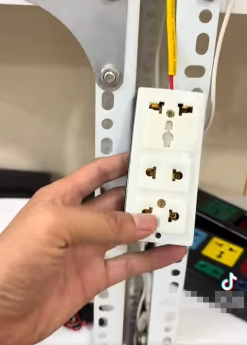 Minh họa camera được che giấu trong một vật dụng sinh hoạt