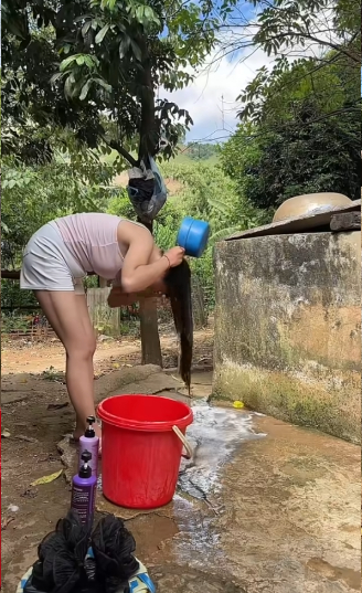 Khung cảnh người dùng theo dõi nội dung trên điện thoại