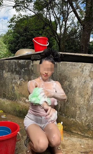 Phần bình luận trái chiều dưới một video mạng xã hội