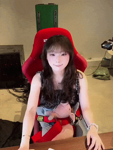 Nữ streamer phản ứng bất ngờ khi ghế được kích hoạt