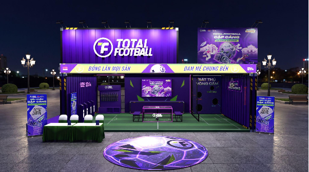 Người tham dự trải nghiệm thử thách thể thao tại khu vực Total Football VNG