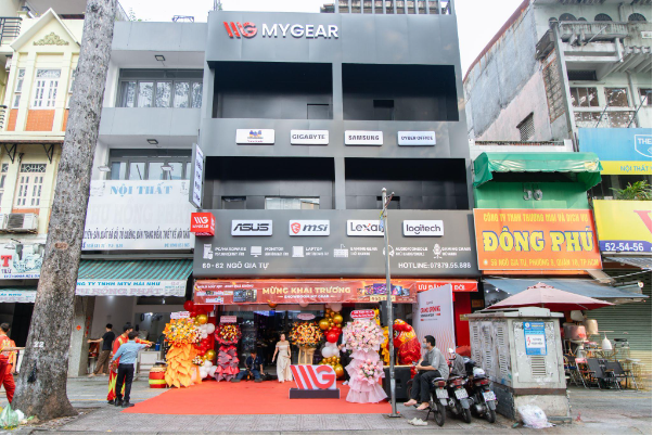 Khu vực trưng bày sản phẩm công nghệ trong showroom