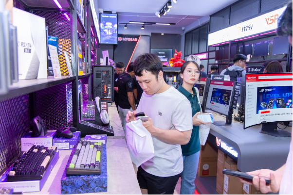 Khách hàng trải nghiệm thiết bị tại showroom MYGEAR