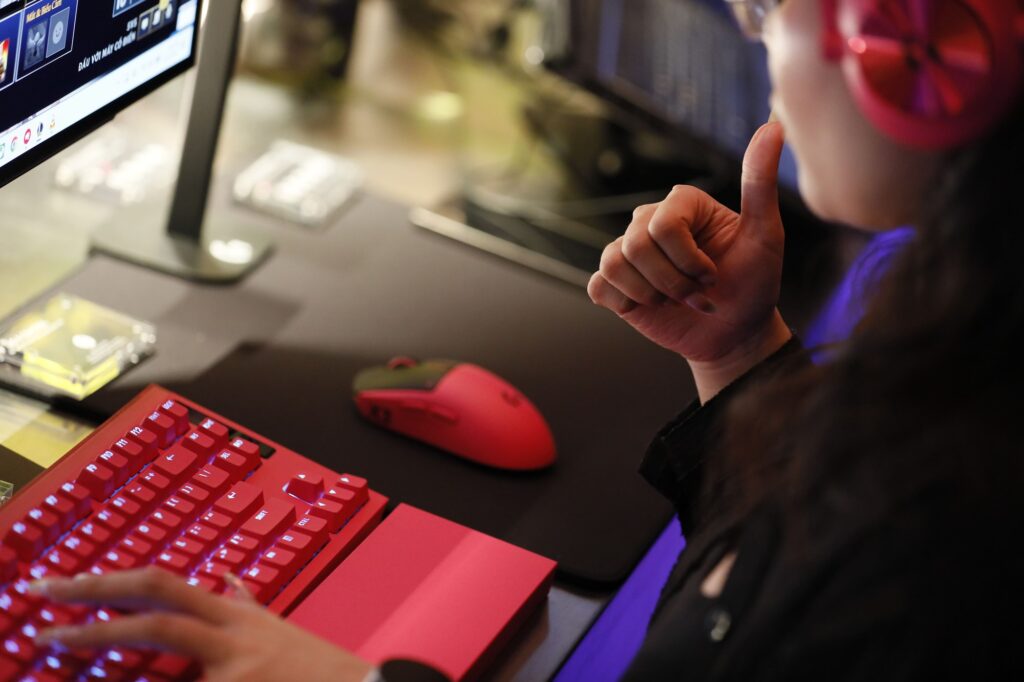 Màn trình diễn thời trang kết hợp phong cách street-style và ánh sáng gaming