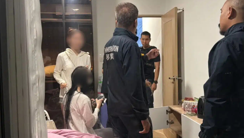 Một căn phòng bên trong biệt thự được kiểm tra sau cuộc giải cứu