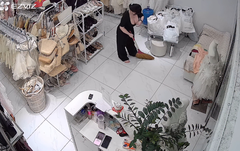 Minh Phương cầm gậy leo núi trên một cung đường ngoài trời
