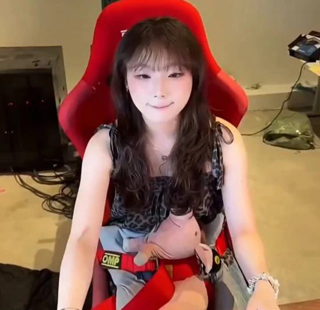Khoảnh khắc nữ streamer bị xoay theo chuyển động của chiếc ghế