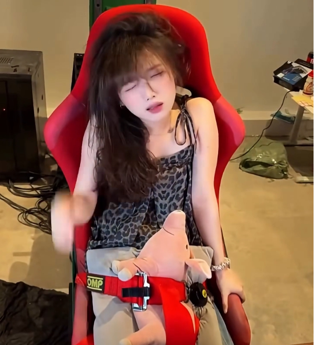 Hình ảnh buổi livestream với trò chơi hiển thị phía sau