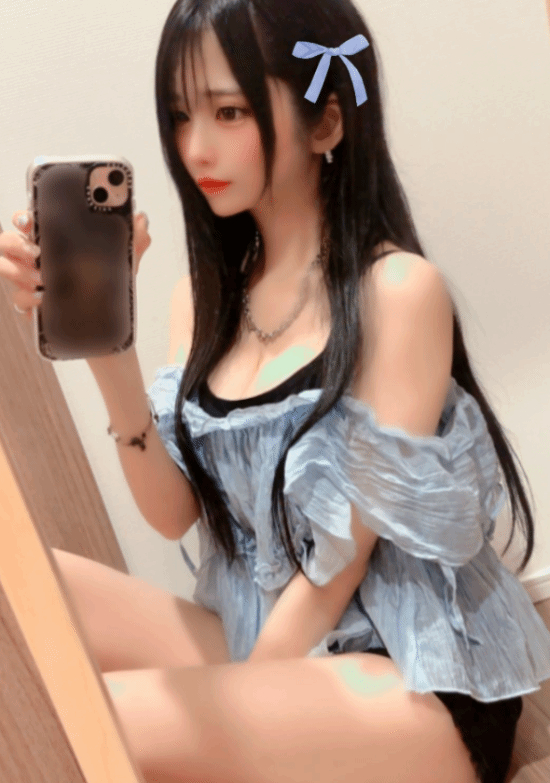 Ảnh selfie của MikeNeko với phong cách trang điểm chỉn chu