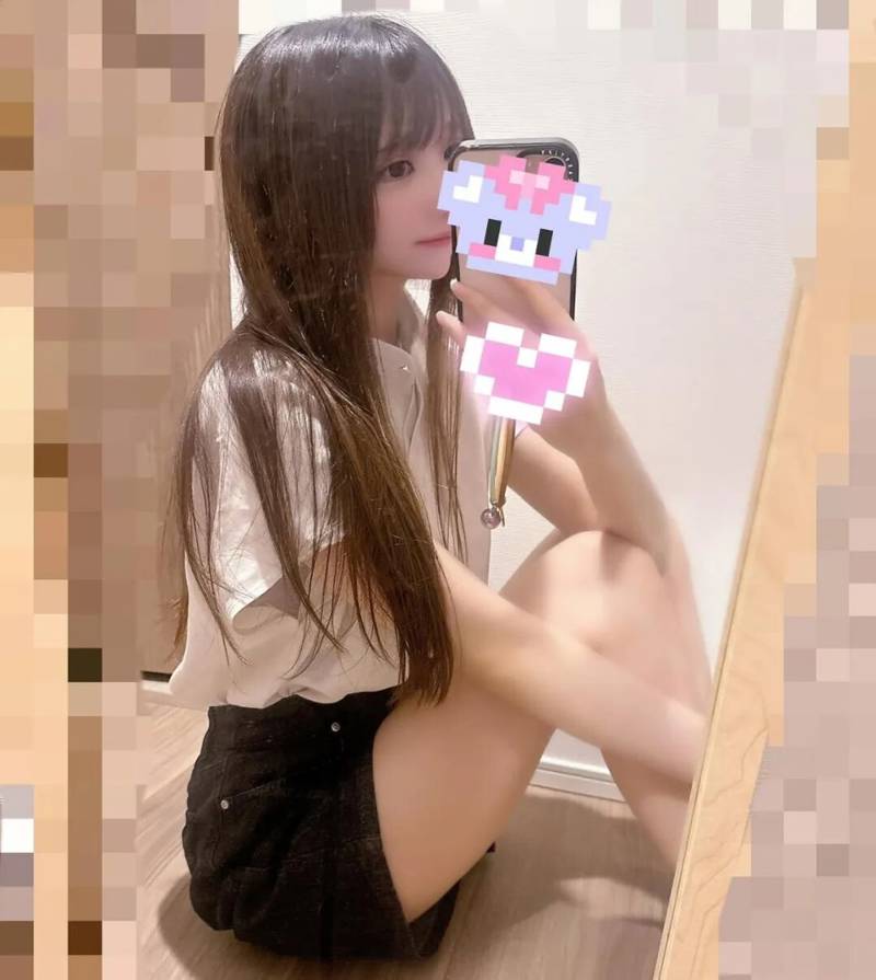Gương mặt nữ streamer thay đổi trong thời gian bị sốt cao